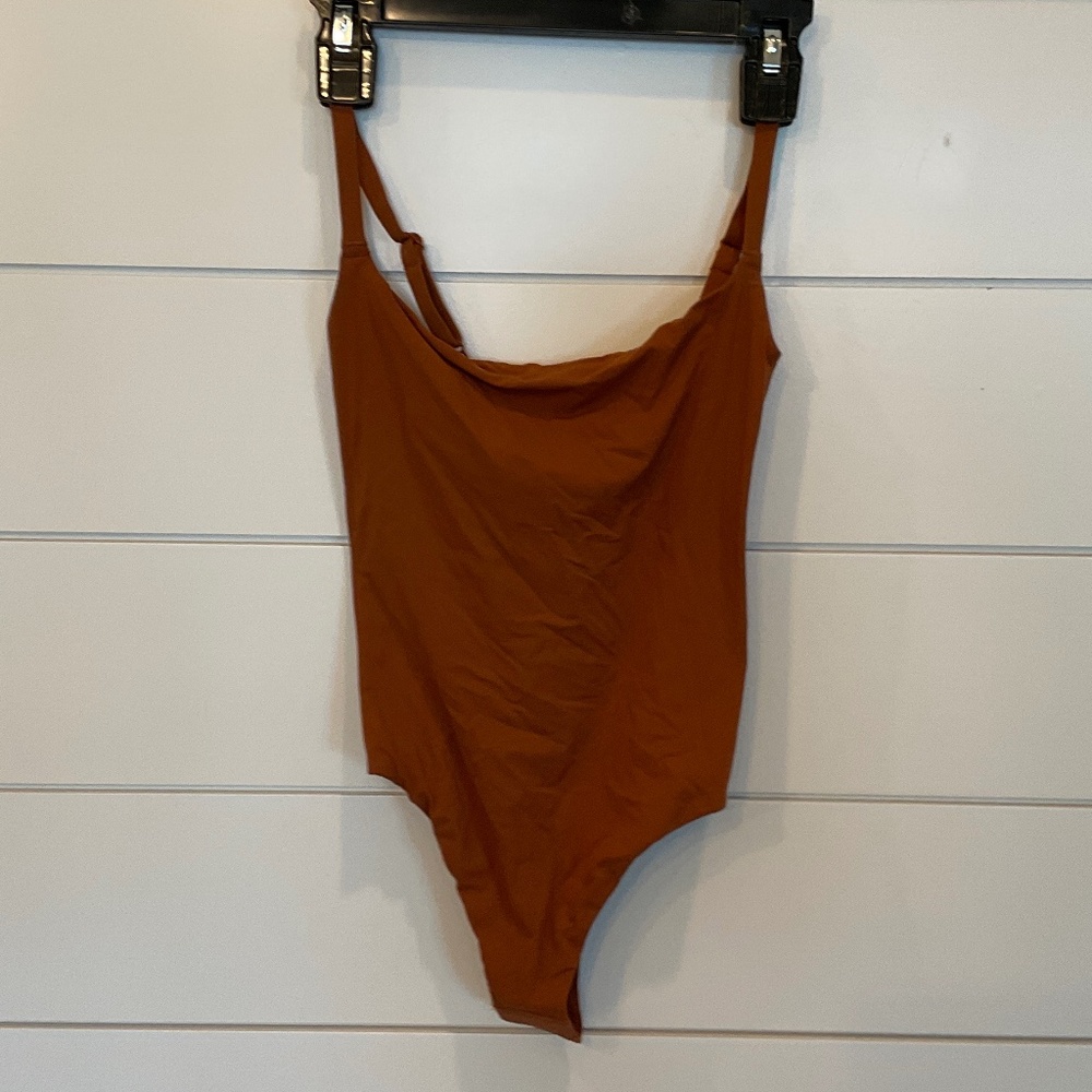 #910  806 NWT SKIMS FITS EVERYBODY ADAPTIVE BODYSUIT COLOR: BRONZE
